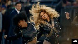 Beyoncé, Black Lives Matter hareketiyle aynı safta yer almış ve 2016 Super Bowl devre arası gösterisinde Kara Panterleri anımsatan siyah deri ve siyah bereli siyahi dansçılarla birlikte sahne almıştı.
