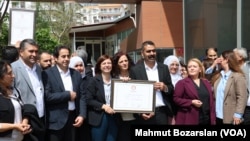 DEM Parti’den seçilen Diyarbakır Büyükşehir Belediye Başkanı Serra Bucak mazbatasını aldı.