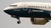 ایک بوئنگ 737 میکس جیٹ، طیارہ ستمبر 2020 میں سیئٹل میں آزمائشی پرواز کے بعد اترنے کی تیاری کر رہا ہے۔ فوٹو اے پی
