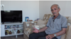 İzmir’de eşiyle beraber yaşayan 80 yaşındaki Güzel Karataş, ömrü geçim kavgası içinde sürüp giden yaşlılardan biri.
