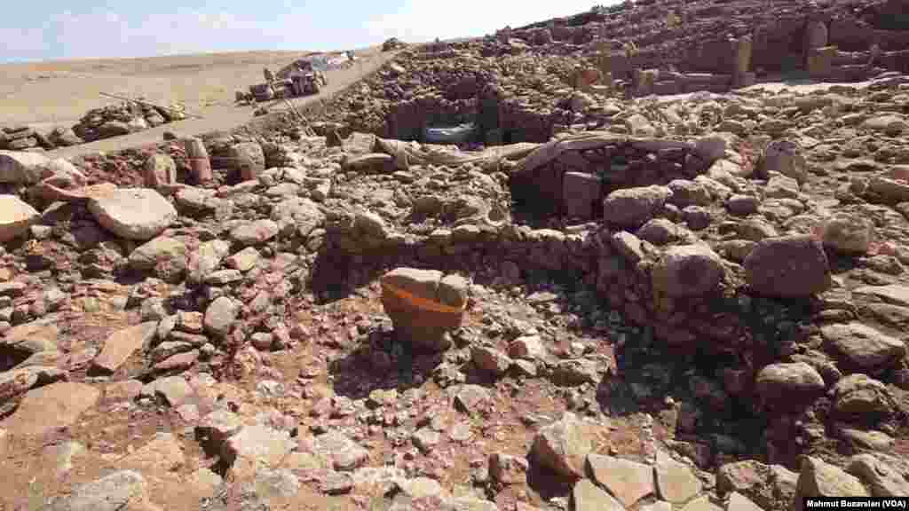 Şanlıurfa&rsquo;ya 45 km uzaklıkta bulunan&nbsp;Karahantepe, 1997 yılında keşfedildikten sonra, 2019 yılında kazılmaya başlandı. 250&rsquo;ye yakın dikilitaşın bulunduğu alanın Neolitik dönemden kaldığı tahmin ediliyor.