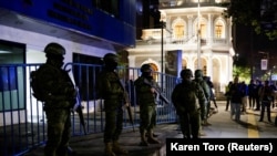 Ekvador güvenlik güçleri zor kullanarak Meksika Büyükelçiliği'ne girdi.