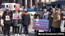 Ankara’da depremzede aileler, kayıp yakınlarını halen bulamamalarına rağmen, TBMM’de araştırma komisyonu kurulması önergelerini iktidardaki AK Parti ile MHP’nin reddetmesine tepki gösterdi.