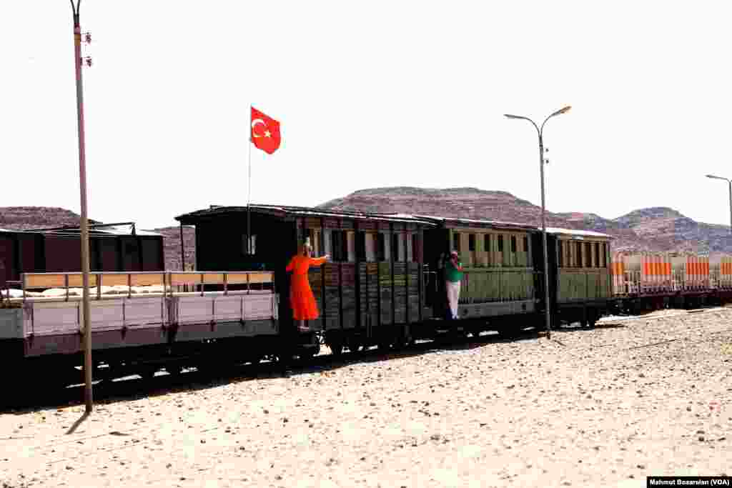 Amman - Türkiye&rsquo;den Ürdün&rsquo;e giden turistlerin uğrak noktalarından biri de tarihi Hicaz Demiryolu. Osmanlı padişahlarından 2. Abdulhamit döneminde yaptırılan Hicaz Demiryolu 1917 yılında uğradığı saldırı sonrası bir daha uzun süre kullanılamadı. Aradan geçen 100 yıla yakın sürede yerinden kıpırdatılmayan tren, vagonlar ve demiryolu, onarıldıktan sonra turizme hizmet vermeye başladı.