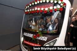 İzmir Büyükşehir Belediye Başkanı Tunç Soyer, yeni metro hattının açılışını yaptı.