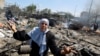 13 جولائی 2024 کو جنوبی غزہ کی پٹی کے المواسی کے علاقے میں ایک خیمہ کیمپ پر اسرائیلی حملہ کے بعد، ایک فلسطینی خاتون ملبے کے قریب ۔ فوٹو رائٹرز