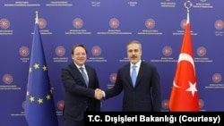 AB’nin Genişlemeden Sorumlu Komiseri Oliver Varhelyi ile Ankara’da biraraya gelen Dışişleri Bakanı Hakan Fidan, vize kolaylığı sağlanması için AB kurumlarıyla görüştüklerini açıkladı. 
