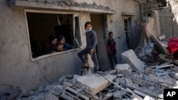 Gazze Şeridi'nin güneyindeki Refah'ta İsrail'in hava saldırısıyla vurulan bir ev ve sakinleri - 4 Nisan 2024. 