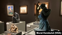 Anne Müzesi'nde çok sayıda heykel ve obje sergileniyor