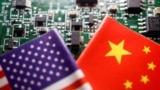 امریکہ اور چین کے جھنڈوں کے پس منظر میں ایک کمپیوٹر چپ کا سرکٹ نظر آ رہا ہے۔ امریکہ نے چین سے کمپیوٹر چپ پر درآمدی محصولات لگا دیے ہیں۔ 17 فروری 2023