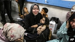 17 Ekim 2023 - Gazze'deki El Ehli Hastanesi'ne yönelik saldırı sonrasında Şifa Hastanesi'ne getirilen yaralılar, sıra bekliyor.