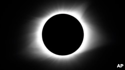 Özel amaçlı bir güneş filtresi kullanmadan bir kamera lensi, dürbün veya teleskop aracılığıyla tutulmayı izlemek ciddi göz hasarına neden olabilir.