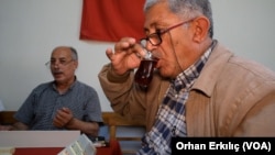 Ahmet Öztürk isimli vatandaş, kendisi için çayın en az su kadar önemli olduğunu söylüyor.
