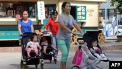 Çin Komünist Partisi, çekirdek aileyi sosyal istikrarın temeli olarak görürken, ülkede evli olmayan anneler damgalanıyor ve büyük ölçüde sosyal yardımlardan mahrum bırakılıyor. 