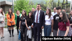 En yakın rakibi Cumhur İttifakı adayına neredeyse iki kat fark atarak CHP’den Manisa Büyükşehir Belediye Başkanı seçilen Ferdi Zeyrek belediye çalışanlarıyla bayramlaştı.