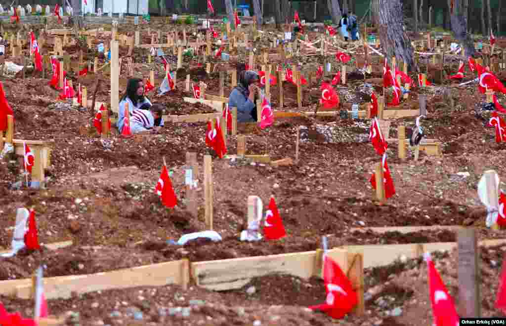 Kahramanmaraş’ta hayatını kaybedenler kent dışında yer alan Kapıçam mezarlığında defnediliyor.