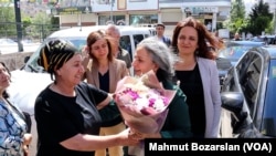 DEM Parti Diyarbakır İl Binası'na gelen Kışanak’ı kadınlar karşıladı.