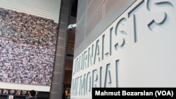  Newsuem’daki anıtta dünya genelinde öldürülen yüzlerce gazetecinin adı yer alıyor