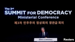 Güney Kore’de düzenlenen Demokrasi Zirvesi'nde konuşan ABD Dışişleri Bakanı Blinken, dünyanın yarısından fazlasında seçimlerin yapılacağı bir yılda, yeni teknolojilerin dezenformasyonu her zamankinden daha büyük bir tehdit haline getirdiğini söyledi. 