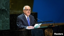 اقوام متحدہ میں فلسطینی سفیر ریاض منصور 10 مئی 2024 کو نیویارک میں قرارداد کے مسودے پر ووٹنگ سے قبل مندوبین سے خطاب کر رہے ہیں۔
