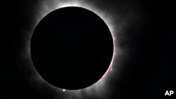 Bütünlükten önce kalan son parlak güneş ışığı, Güneş’in atmosferi Ay’ın etrafında bir ışık halkası bırakırken Ay’ın kenarı boyunca tek bir parlak noktanın göründüğü bir "elmas halka etkisi" yaratıyor.