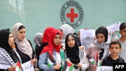 11 Ekim 2023 - Beyrut’ta bir grup Filistinli, Uluslararası Kızıl Haç Komitesi’nin bürosu önünde Gazze’deki Filisinli sivillere destek olmak amacıyla toplandı.