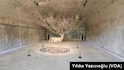 Sığınak alanında sanatçı Kim Myeongbeom’un “Bir (One)” adlı devasa bir geyik heykeli ziyaretçileri karşılıyor