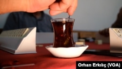 Türkiye’de son yıllarda artan enflasyonla birlikte en fazla zamlanan ürünler arasında çay da yerini aldı.