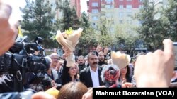 Eş Başkanlar belediye önünde çiçeklerle karşılandı