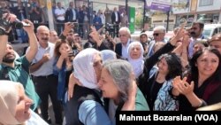  Kışanak, DEM Parti Diyarbakır İl Binası'nda kendisini karşılamaya gelen kadınlara tek tek sarıldı.
