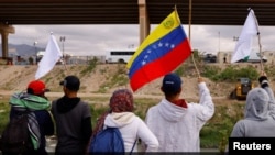 VOA Türkçe’ye konuşan sosyolog Emilio Osorio’ya göre ABD’ye kaçak yollardan giren Venezuelalılar’ın göçüne en çok karşı olan kesim, başta ABD’deki Venezuelalılar olmak üzere Latin Amerikalı göçmenler. 