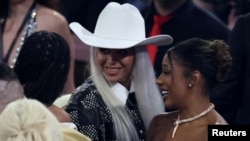 Beyoncé önce 2024 Grammy Ödülleri'ne kovboy kıyafetiyle katılarak tek kelime etmeden bir açıklama yapmış oldu.