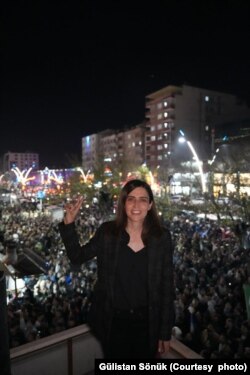 VOA Türkçe’ye konuşan Batman’ın yeni belediye başkanı Gülistan Sönük, 81 ilde 11 kadının seçilmesinin değerli ama kadınlar açısından çok yetersiz olduğunu belirterek "81 ilin en az yarısının kadınlar tarafından yönetilmesi gerek” dedi.