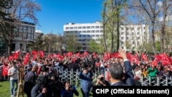 Cumhuriyet Halk Partililer Yüksek Seçim Kurulu önünde toplandılar