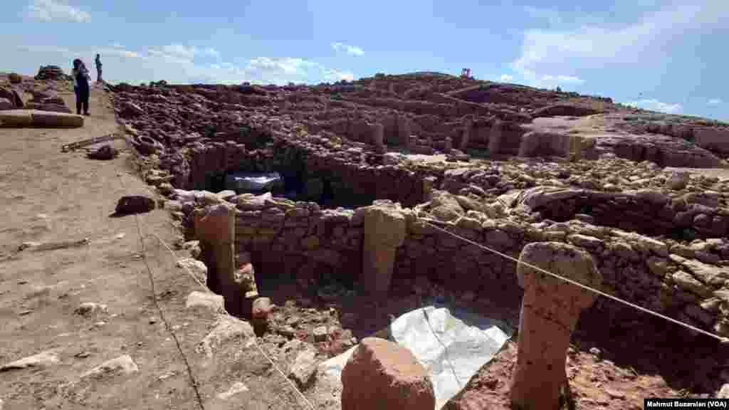 Karahantepe&rsquo;nin bulunduğu bölgede yeralan kireçtaşı tabakaları, benzer yapıdaki diğer yerlerde olduğu gibi, burada da hem yapılar için malzeme, hem de dikilitaşların yapımı için hammadde işlevi görüyordu.