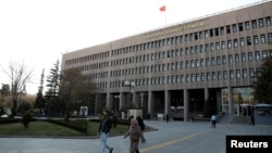 Ankara Cumhuriyet Başsavcılığı Ankara Emniyet Müdürlüğü Organize Suçlarla Mücadele Şube Müdürlüğü’nde görev yapan dört kamu görevlisi hakkında gözaltı kararı aldı.