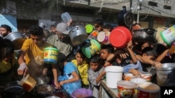 BM Genel Sekreteri Guterres, Gazze Şeridi'ndeki iki milyondan fazla sivil Filistinlinin, Filistinli Mültecilere Yardım Kuruluşu’nu sağladığı hayati yardımlara muhtaç durumda olduğunu belirtiyor.