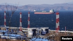 Rusya'nın liman kenti Nakhodka yakınlarındaki Nakhodka Körfezi'nde bulunan Kozmino terminali yakınlarında demirli bir ham petrol tankeri- 4 Aralık 2022.