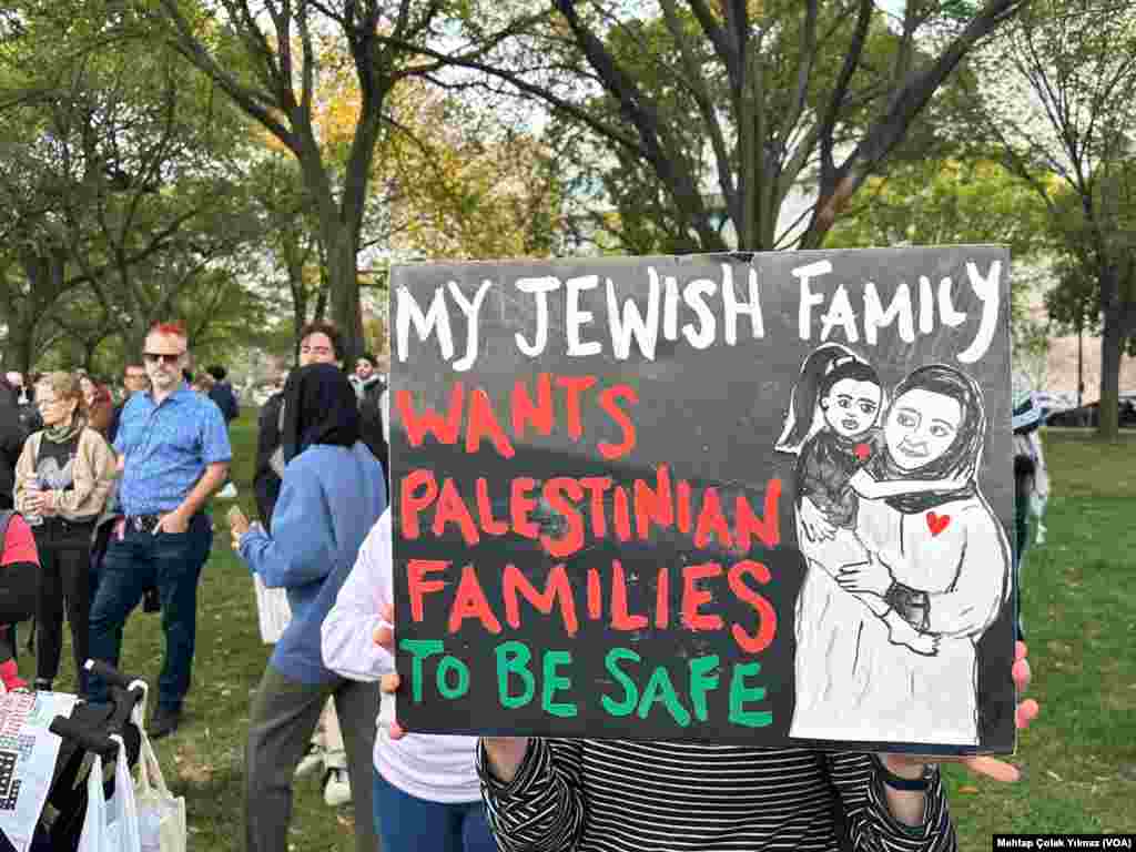 20 Ekim 2023 - Washington&#39;da düzenlenen Filistin&#39;e destek eylemine katılanlar arasında, &quot;Benim Yahudi ailem Filistinli ailelerin güvende olmasını istiyor&quot; yazılı pankart açanlar oldu