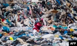 Atılan giysiler çöplükleri ayrışması onlarca yıl süren, biyolojik olarak parçalanamayan kumaşlarla dolduruyor.