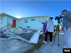 Floridalı Tammy Brown kasırgada evinde meydana gelen hasarı gösteriyor, Cape Coral.