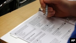 ABD'de K-12 eğitim sisteminin standart testlerini hazırlayan College Board, bundan böyle ABD üniversitelerine başvuruların bir parçası olan SAT sınavını geleneksel kağıt-kalem yöntemi yerine tamamen dijital ortamda verecek. 