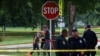Polis, 16 Temmuz 2024 tarihinde Milwaukee, Wisconsin'de Cumhuriyetçi Parti Ulusal Kurultayı'nın yapıldığı Fiserv Forum'a yaklaşık 1,6 km uzaklıktaki King Park mahallesinde bir kişinin polis tarafından vurularak öldürüldüğü olay yerini inceliyor