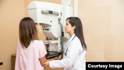 Bağımsız ve gönüllü uzmanlardan oluşan ABD Önleyici Hizmetler Görev Gücü, meme kanserinin giderek daha erken yaştaki kadınlarda görülmeye başlaması üzerine, kadınların 40 yaşından itibaren her iki yılda bir mamogram taraması yaptırması tavsiyesinde bulundu. 
