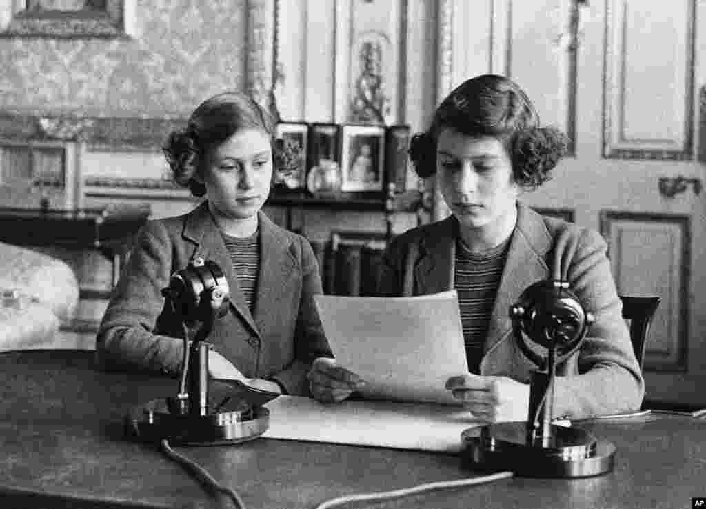 14 yaşındaki Prenses Elizabeth, kızkardeşi Prenses Margaret ile birlikte 13 Ekim 1940&#39;ta ilk defa radyodan halka seslenmiş oldu.