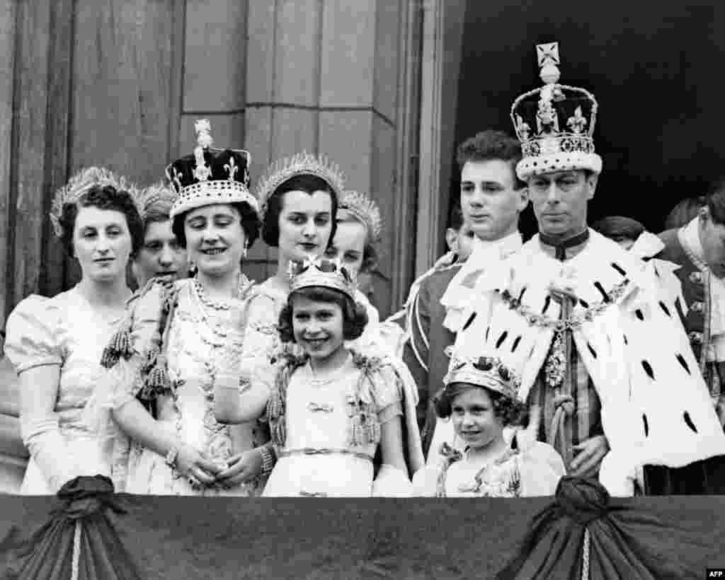 Babası 6. George 1937&#39;de, ağabeyi 8. Edward&#39;ın tahttan çekilmesiyle İngiltere Kralı oldu. Elizabeth de tahtın birinci sıradaki varisi.
