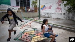 Venezuela'da parkta oynayan çocuklar