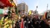 Suriye’de öldürülenlerden ikisinin tabutu tören alanında yer alırken kalabalık ilahiler okudu ve Filistin bayrakları salladı. 