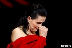 Fransız aktris Juliette Binoche törende gözyaşlarına hakim olamadı.