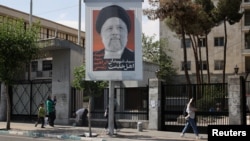 İran'da helikopter kazasında hayatını kaybeden Cumhurbaşkanı İbrahim Reisi'nin Tahran sokaklarında asılan bir posteri
